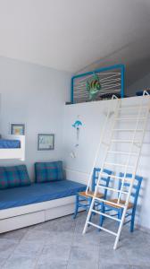 Ruang duduk di Blue Paradise maisonette