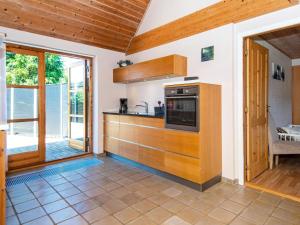 Kuchyň nebo kuchyňský kout v ubytování Holiday home Aars