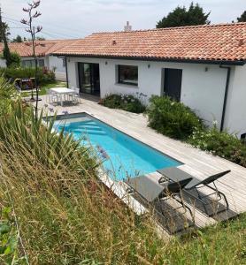 uma villa com uma piscina e uma casa em Villa avec piscine privée, vue sur mer et plage à pied 800m em Saint-Jean-de-Luz