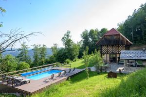 una piscina en un patio con cenador en Rustic retreat with pool počitnice na kozolcu en Sevnica