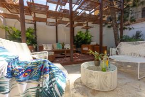 eine Terrasse mit Korbstühlen und einem Tisch in der Unterkunft Hotel Mandalas House by DOT Boutique in Santa Marta