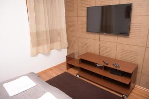 Televízia a/alebo spoločenská miestnosť v ubytovaní A-Boutique Apartman Gyula