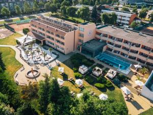an overhead view of a building with a swimming pool at Belenus Thermalhotel superior in Zalakaros