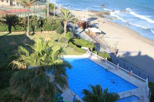- une vue sur la piscine située à côté d'une plage dans l'établissement LUBINA DEL SOL, à Mijas