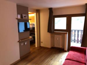 Una sala de estar con un sofá y un televisor. en Les Marmottes, en Breuil-Cervinia