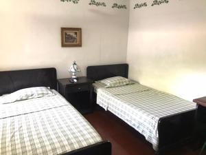 2 Betten nebeneinander in einem Zimmer in der Unterkunft La Casa de Taty in Valledupar