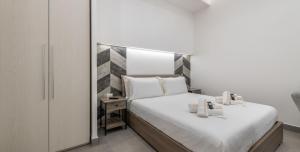 A bed or beds in a room at Ichnusa Rooms