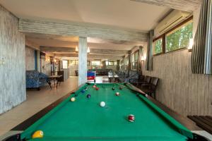Biliár nebo kulečník v ubytování Hotel Julia