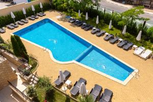 Bazén v ubytování Hotel Julia nebo v jeho okolí