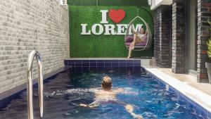 Bazén v ubytování Lorem Hotel nebo v jeho okolí