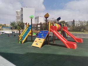 A área de jogos para crianças em APARTAMENTO VISTA MAR 715 Edificio Oceano Atlantico Apartamentos Turisticos