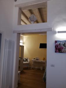Televízia a/alebo spoločenská miestnosť v ubytovaní Corte Barone