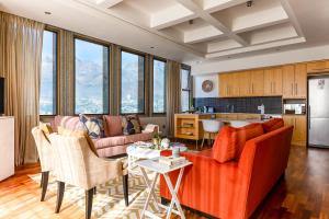 ケープタウンにある#2001 Cartwright - City Skiesのソファとテーブルのあるリビングルーム