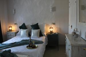 - une chambre avec un lit, une table et deux lampes dans l'établissement LUBINA DEL SOL, à Mijas
