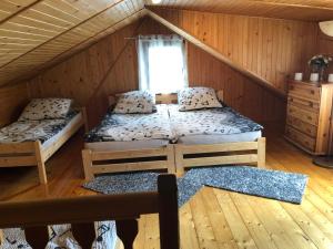 1 dormitorio con 2 camas en un ático en Domek letniskowy na Mazurach, en Giżycko