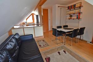 ein Wohnzimmer mit einer Couch und einem Tisch und Stühlen in der Unterkunft VIP Apartmany Besenova in Bešeňová