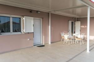Balkón alebo terasa v ubytovaní Fotini Apartments + 35 fotografií