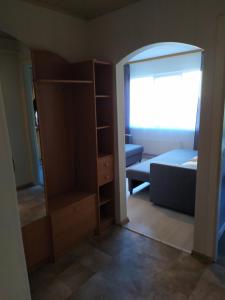 Habitación con armario, cama y espejo. en Inzenieru 95 Apartments ., en Ventspils