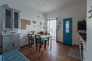 eine Küche und ein Esszimmer mit einem Tisch und Stühlen in der Unterkunft Casa di Sale - Chianalea in Scilla