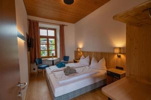 A bed or beds in a room at Haus Weyregg - Pension