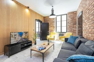 sala de estar con sofá y TV en FEEL HOME - BUNICO, en Niza