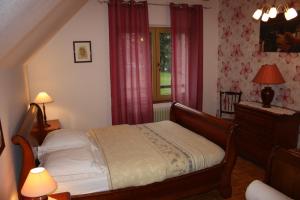 a bedroom with a bed and a window at Gite Bellevue in Breitenbach