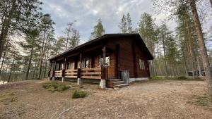 een kleine houten hut midden in een bos bij Lapiosalmi Wilderness Center in Posio