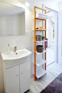 łazienka z umywalką i półką w obiekcie Plaża Apartament w mieście Ustronie Morskie +37 zdjęć