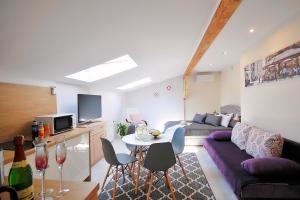 salon z kanapą i stołem w obiekcie Plaża Apartament w mieście Ustronie Morskie