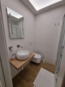 アルゲーロにあるThe Smerald 2のバスルーム(洗面台、トイレ、鏡付)