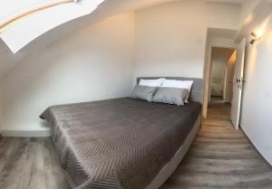 ein Schlafzimmer mit einem Bett in einem Treppenraum in der Unterkunft Suite Christina in Ostende