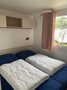 Een bed of bedden in een kamer bij Chalet Zonnig Zeeland
