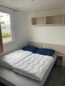 Llit o llits en una habitació de Chalet Zonnig Zeeland