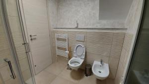 ein Badezimmer mit Toilette und Waschbecken in der Unterkunft Nel cuore di Genova BAGNO PRIVATO in Genua