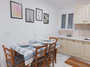 a dining room with a table and chairs and a kitchen at Nel cuore di Genova BAGNO PRIVATO in Genoa