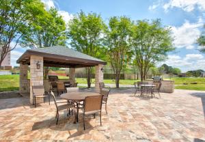 un pabellón con mesas y sillas en un patio en Candlewood Suites Dallas Fort Worth South, an IHG Hotel, en Fort Worth