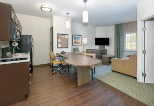 フォートワースにあるCandlewood Suites Dallas Fort Worth South, an IHG Hotelのギャラリーの写真