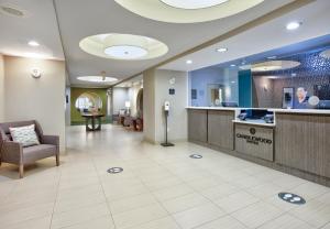 eine Lobby eines Krankenhauses mit Warteraum in der Unterkunft Candlewood Suites Dallas Fort Worth South, an IHG Hotel in Fort Worth