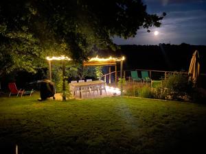 LʼIsle-JourdainにあるMaison La Roche Giteの夜の庭園(照明付きのガゼボあり)
