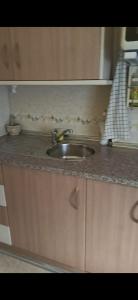 - un comptoir de cuisine avec évier dans l'établissement Ático Roquetas, à Roquetas de Mar
