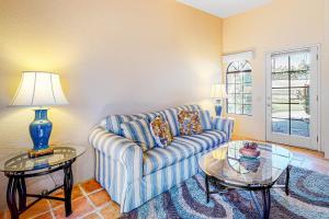 ein Wohnzimmer mit Sofa und Tisch in der Unterkunft Mesquite Bungalow Permit# 1784 in Palm Springs