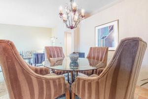 ein Esszimmer mit Glastisch und Stühlen in der Unterkunft Mesquite Bungalow Permit# 1784 in Palm Springs