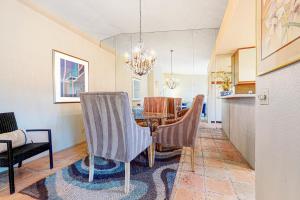 eine Küche und ein Esszimmer mit Tisch und Stühlen in der Unterkunft Mesquite Bungalow Permit# 1784 in Palm Springs