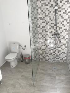 łazienka z prysznicem i toaletą w obiekcie CasaRiana 5 w mieście Eforie Sud