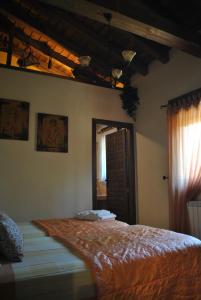 a bedroom with a large bed in a room at Casa Rural Los Regajales in Tenzuela