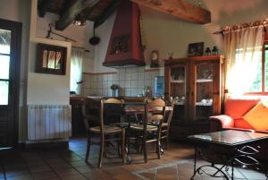 cocina con mesa y sillas en una habitación en Casa Rural Los Regajales, en Tenzuela