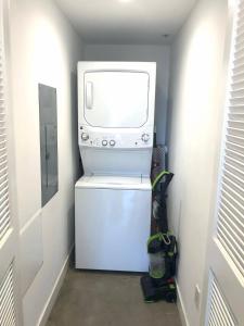 lavadora y secadora en una habitación con microondas en Modern 2 Bdrm w/Parking in the Heart of Hillcrest, en San Diego