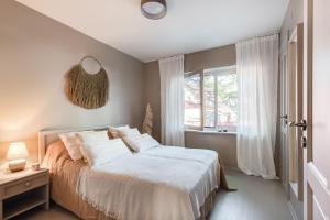 1 dormitorio con cama y ventana en Nidos Banga, en Nida