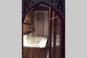 y baño con bañera y lavamanos. en La Casa entre los Árboles en el Valle de Elqui Montegrande, en Paihuano