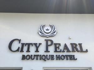 ein City-Pearl-Boutique-Hotel-Schild an der Seite eines Gebäudes in der Unterkunft City Pearl Hotel in Hersonissos